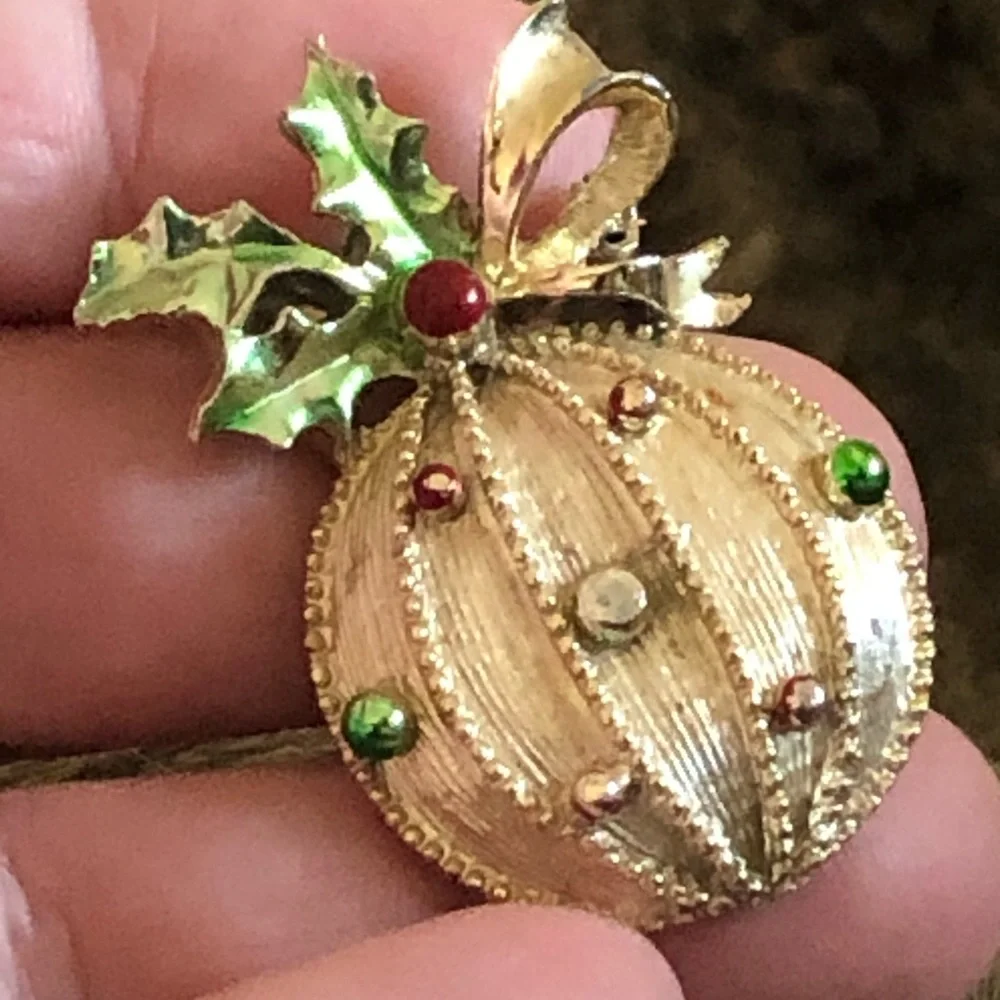 Vintage 80s Gerrys holiday ornament brooch pin